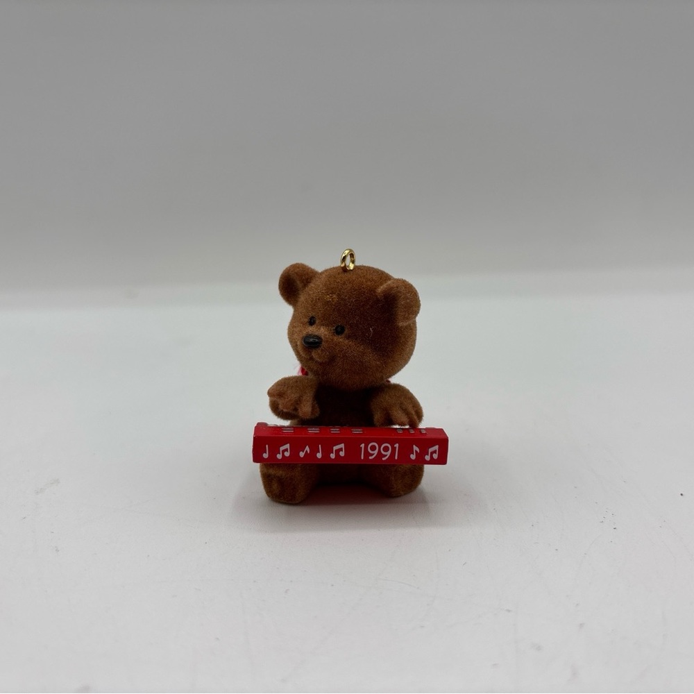 Hallmark Keepsake Ornamentโ Dated 1991 Vintage Notes Of Cheer Handcrafted